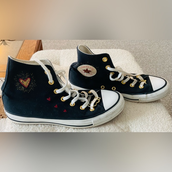 Women’s Converse White and Black High-Tops with Gold Eyelets Size 8 - Picture 1 of 4